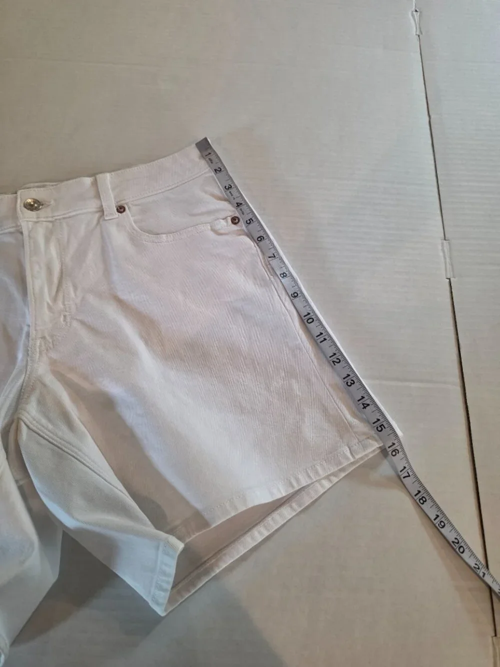 American Eagle Low Rise Baggy White Denim Shorts Size 8 NWOT